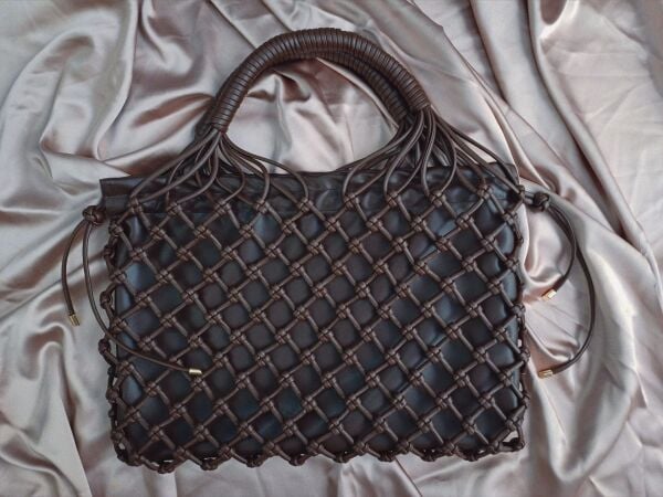 Kit composto da pochette in pelle e borsa a rete
